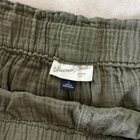 Green Universal Thread linen shorts - Picture 2 of 3